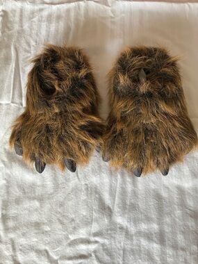 Kids bear paw slippers